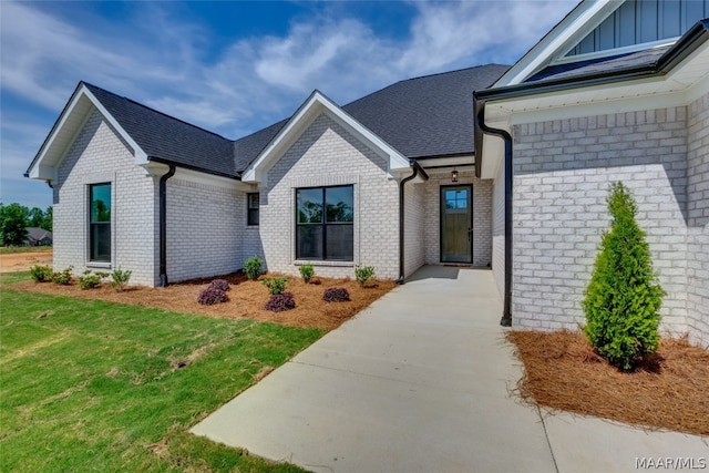 view of front of home featuring a front lawn