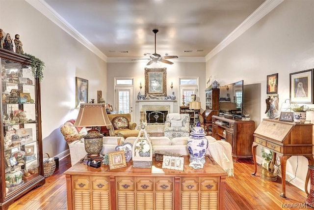 living room featuring ceiling fan, light hardwood / wood-style flooring, and ornamental molding