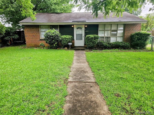 single story home featuring a front yard