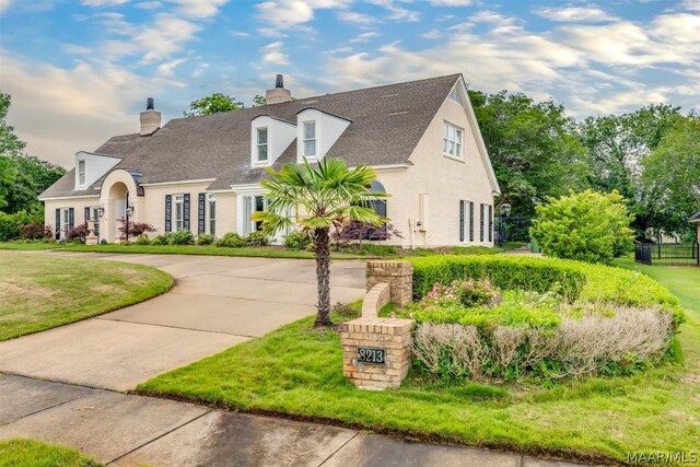 view of front of property with a front lawn