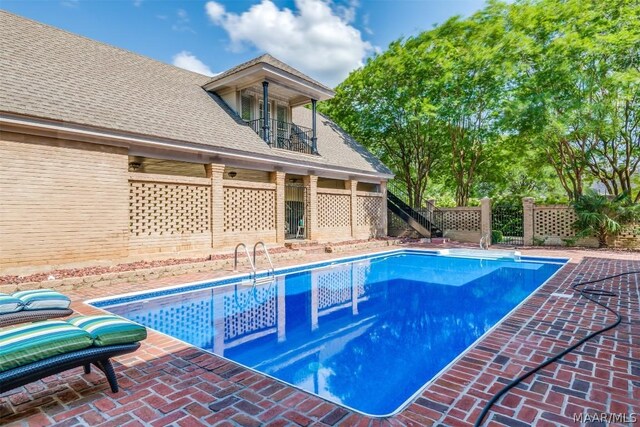 view of swimming pool