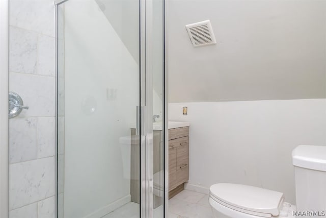 full bathroom with lofted ceiling, visible vents, toilet, a stall shower, and baseboards