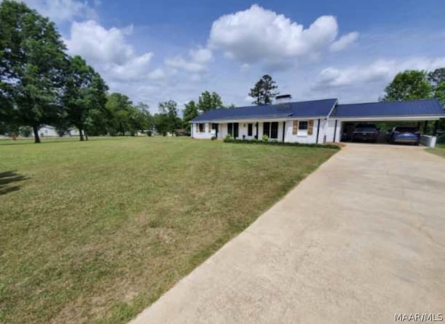 view of front of property featuring a front yard