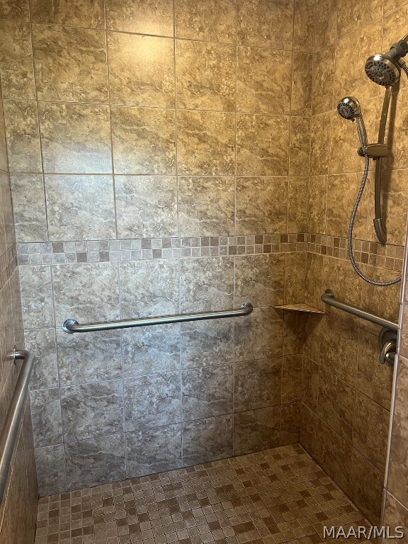 bathroom featuring a tile shower