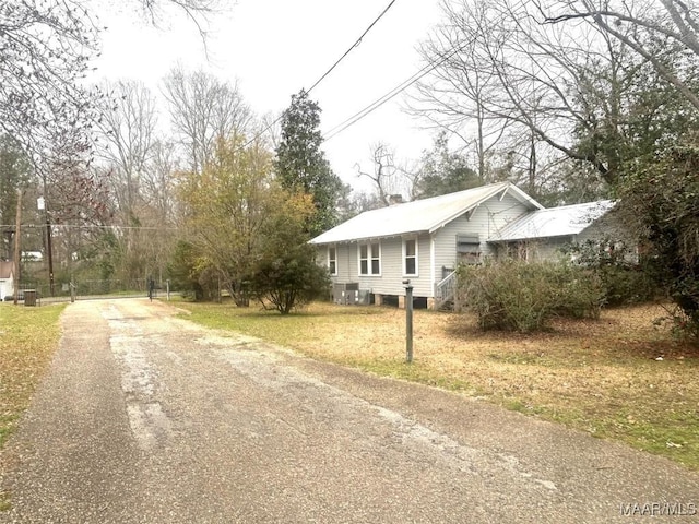 view of front of property with driveway