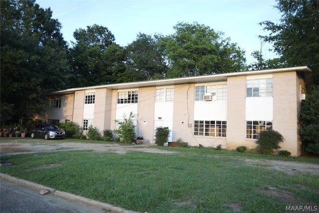 view of front facade with a front yard