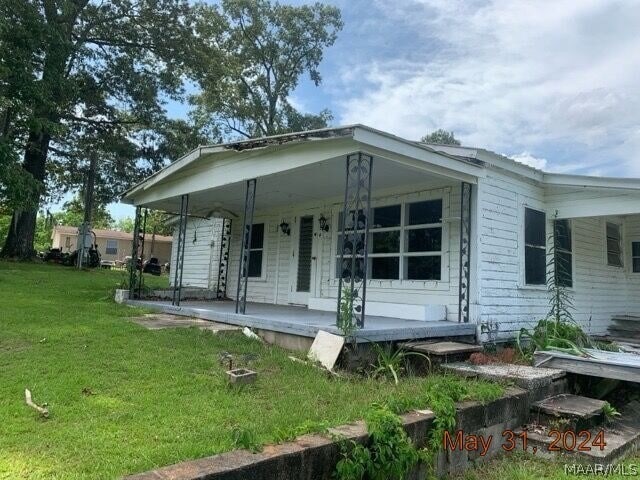 view of front of property featuring a front yard and a porch