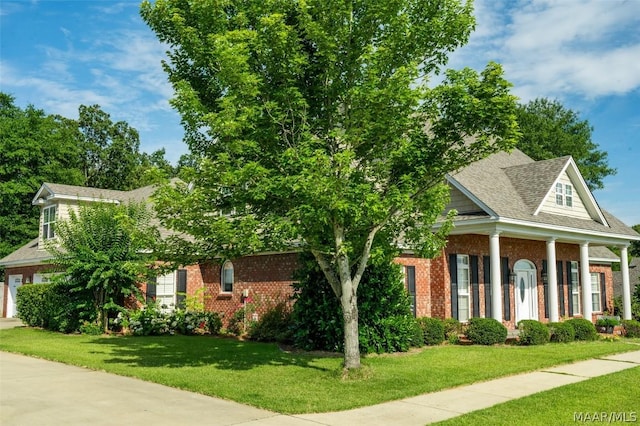 view of front of property featuring a front yard