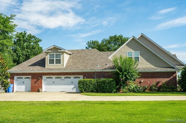 view of front of property featuring a front lawn