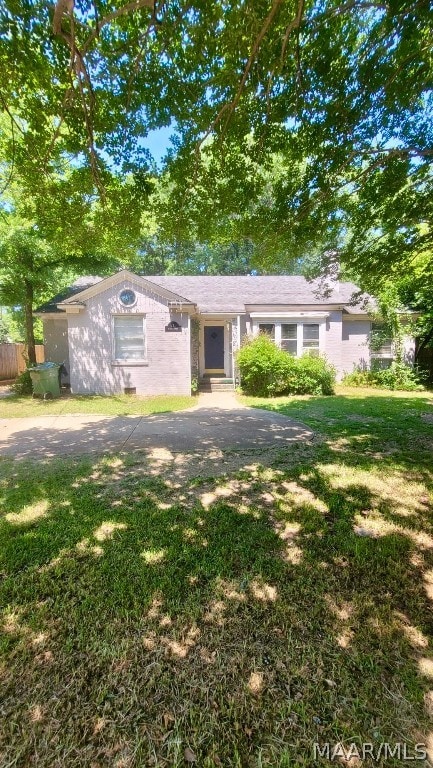 ranch-style house featuring a front yard