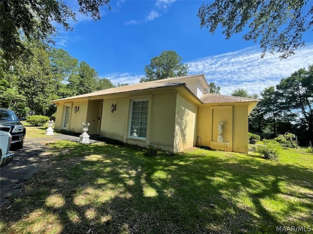 view of front of home with a front yard