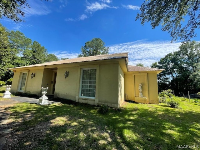 view of front of home with a front yard