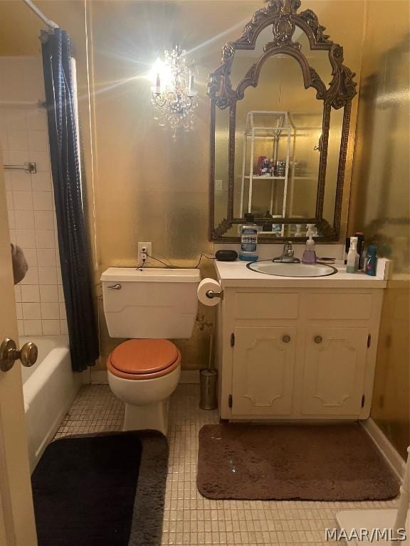 full bathroom featuring vanity, an inviting chandelier, toilet, and shower / bathtub combination with curtain