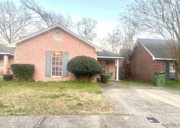 view of front of house featuring a front lawn