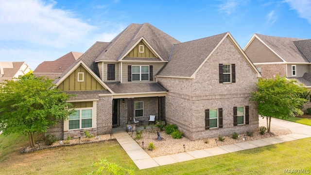 craftsman inspired home featuring a front lawn