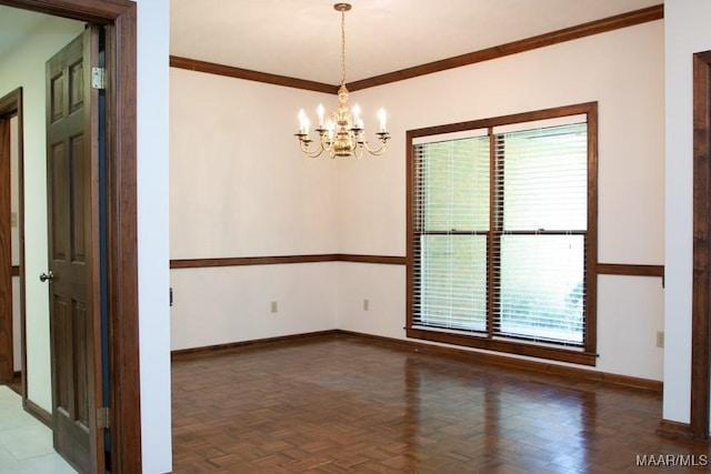 unfurnished room with crown molding, an inviting chandelier, and baseboards