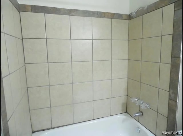 bathroom featuring tiled shower / bath