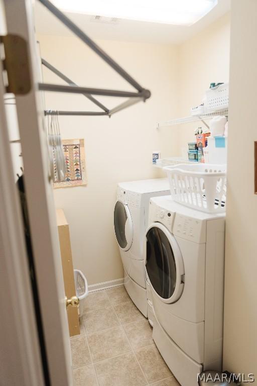 washroom featuring washing machine and clothes dryer