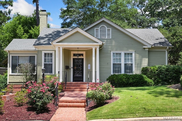 view of front of property with a front yard