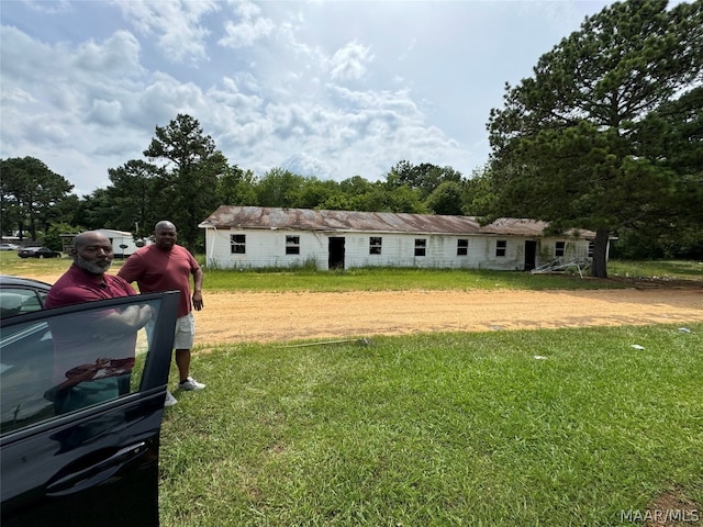 view of front facade with a front lawn