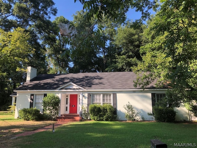 single story home featuring a front lawn