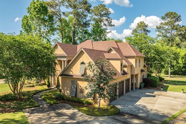 view of front facade featuring a garage and a front yard