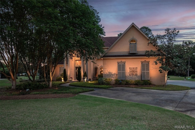 view of front of property featuring a lawn