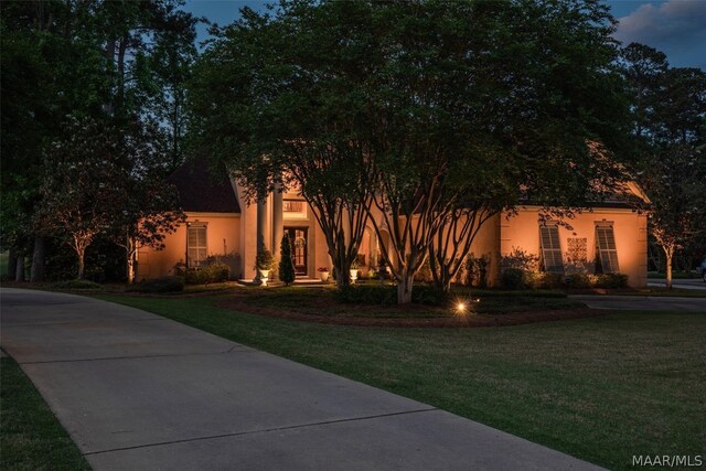 view of front of home featuring a front yard