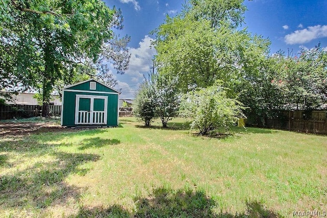 view of yard featuring a storage unit