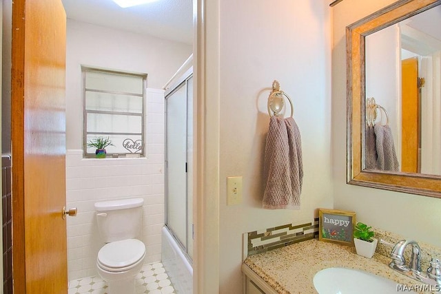 full bathroom with combined bath / shower with glass door, decorative backsplash, vanity, and toilet