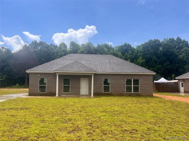 single story home featuring a front yard