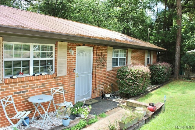 view of front of home with a front lawn