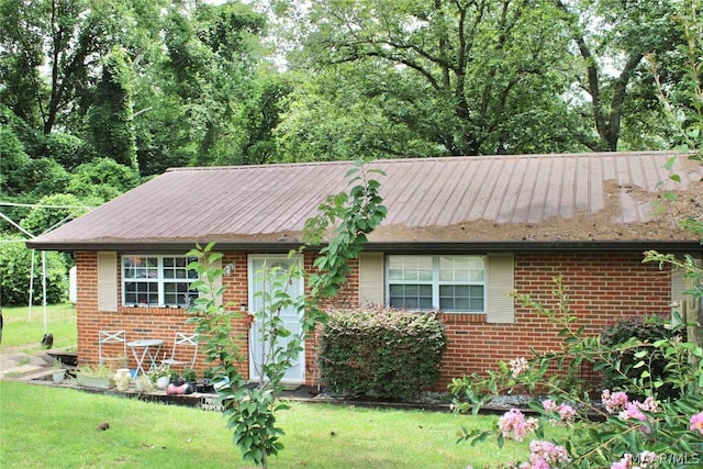 ranch-style house featuring a front lawn