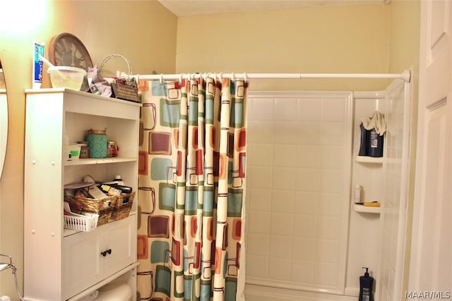 bathroom featuring shower / bathtub combination with curtain