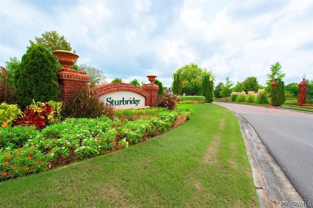 community sign featuring a lawn