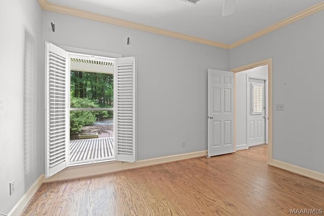 spare room featuring crown molding, light hardwood / wood-style flooring, and ceiling fan