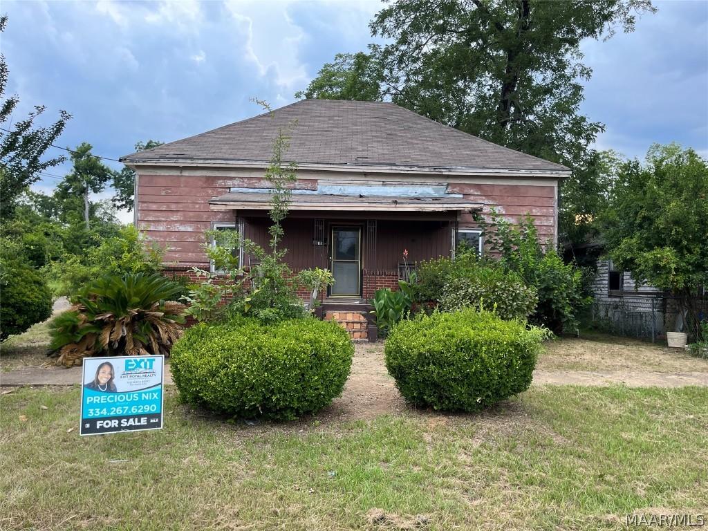 view of front of house with a front yard