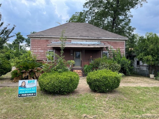 view of front of house with a front yard