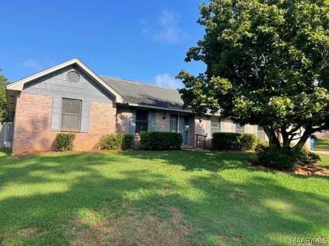 single story home with a front lawn