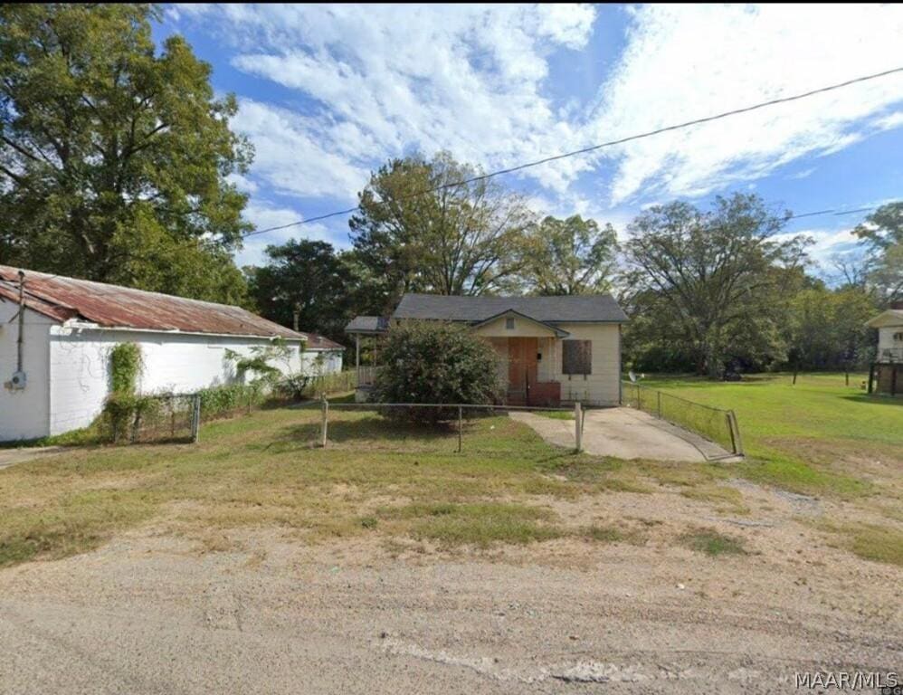 view of front of property with a front lawn