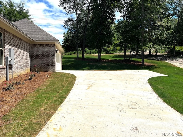 view of yard with a garage