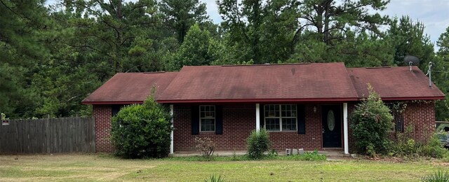 view of front of property featuring a front yard