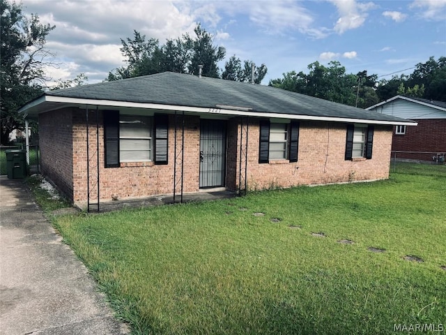 single story home with a front lawn