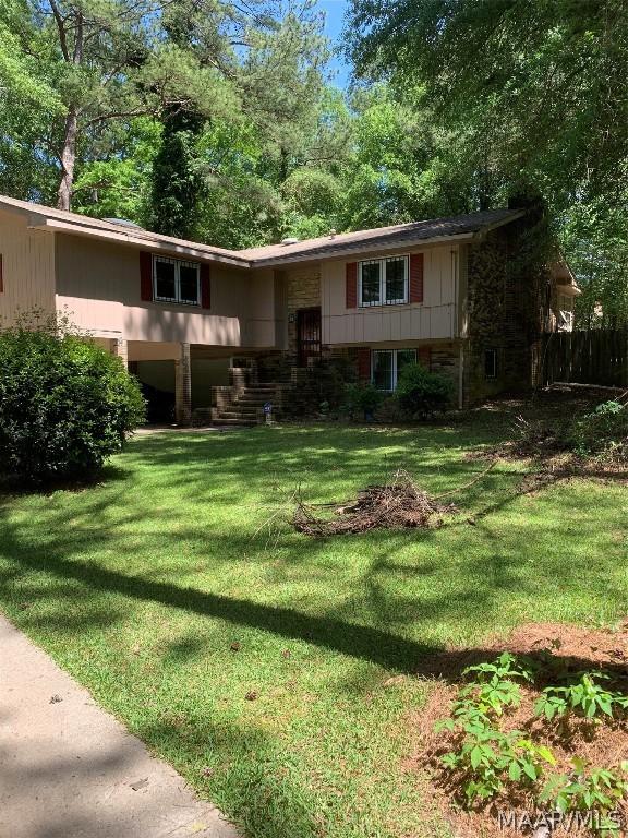 bi-level home featuring a front lawn