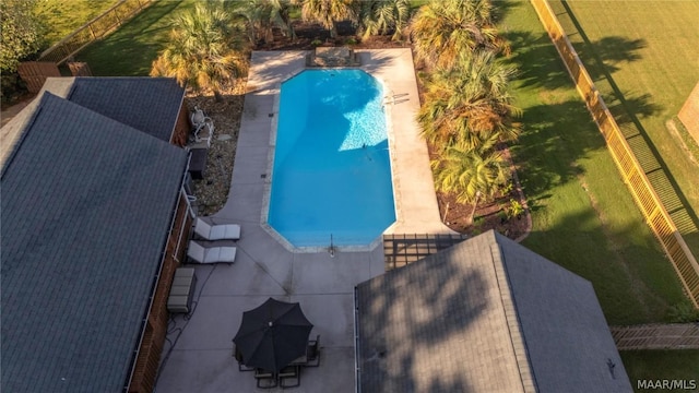 view of swimming pool