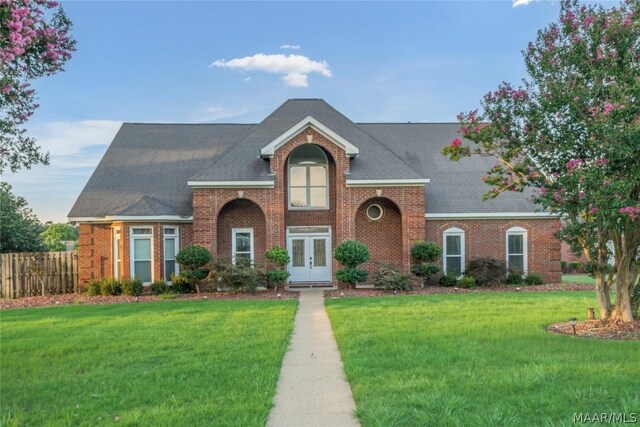 view of front of home featuring a front yard