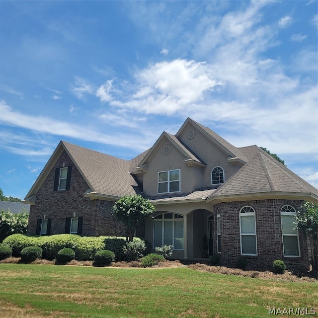 view of front of home featuring a front yard