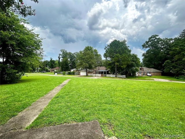 view of property's community featuring a lawn