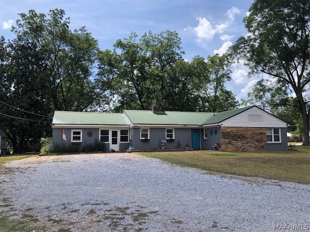 single story home featuring a front yard