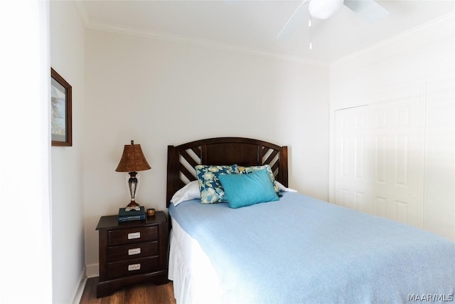 bedroom featuring crown molding, dark wood-type flooring, a closet, and ceiling fan